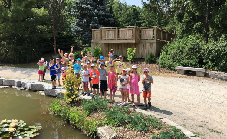 Дети в лагере школы «Корни» веселятся, играют, читают и общаются на русском языке.